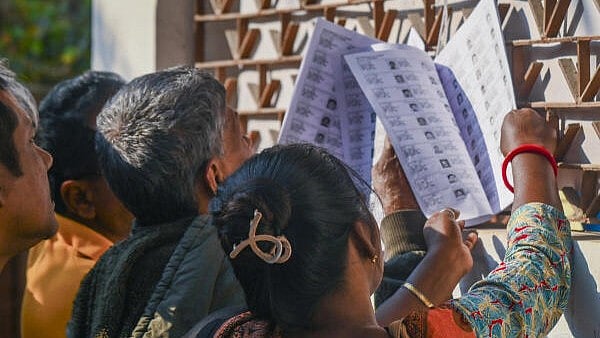 <div class="paragraphs"><p>Voters check their names in West Bengal's draft electoral rolls following the Special Intensive Revision (SIR).</p></div>