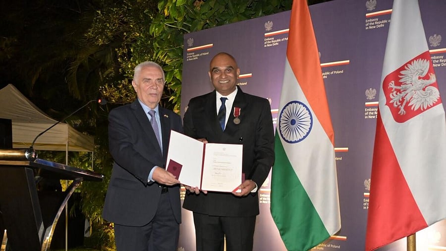 <div class="paragraphs"><p>H E Piotr A Świtalski, Head of Mission (Chargé d'Affaires), Embassy of the Republic of Poland to India, presenting the award to Raghu Channarayapatna Rajappa.</p></div>