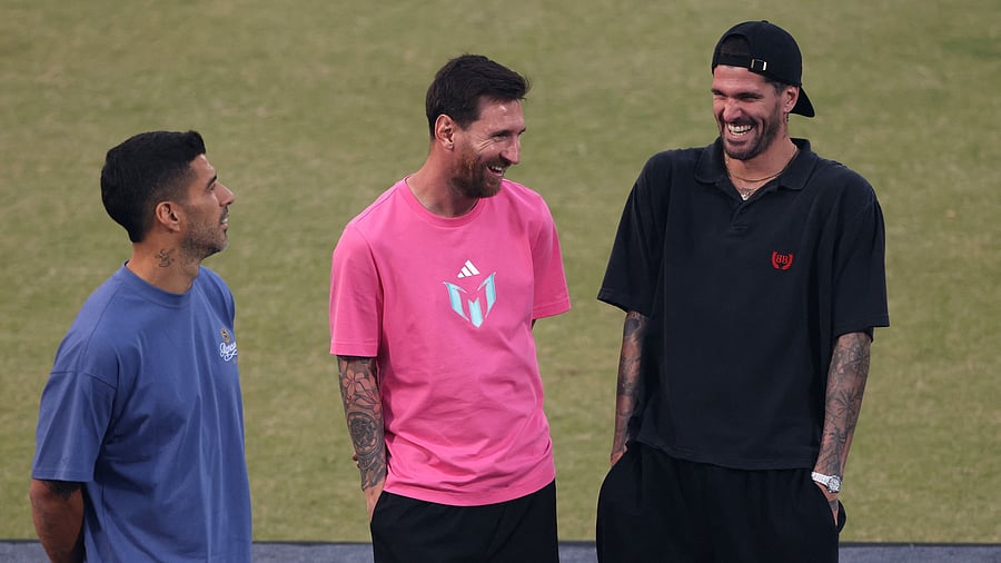 <div class="paragraphs"><p>Argentina's Lionel Messi (centre) with his Inter Miami team-mates Rodrigo De Paul (right) and Luis Suarez during his 'G.O.A.T Tour' to India. </p></div>