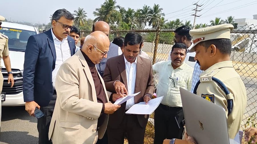<div class="paragraphs"><p>Chairman of the Supreme Court Committee on Road Safety (SCCoRS), Justice Abhay Manohar Sapre discusses with officials of Mandya district administration on road safety measures taken on NH-275 near Mandya district on Saturday.</p></div>