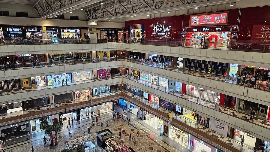 <div class="paragraphs"><p>View of a mall</p></div>
