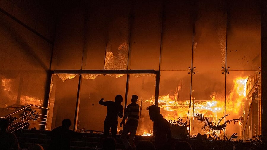 <div class="paragraphs"><p>A group of people set fire to The Daily Star newspaper office building following the death of Sharif Osman Hadi.</p></div>