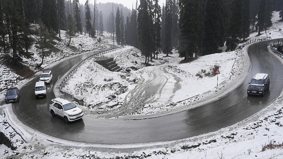 <div class="paragraphs"><p>Vehicles pass through a snow-covered valley after fresh snowfall on the first day of ‘Chillai Kalan’, in Gulmarg, Baramulla district, Jammu and Kashmir, Sunday, Dec. 21, 2025. ‘Chillai Kalan’ is a 40-day harsh winter period in Kashmir which begins on December 21 every year and ends on January 31.</p></div>