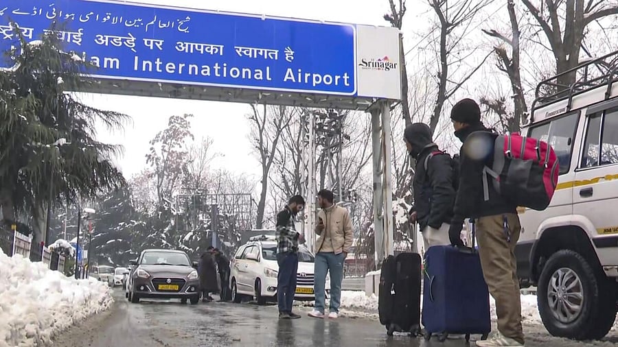 <div class="paragraphs"><p>Stranded tourists after heavy snowfall, in Srinagar, Saturday, Dec. 28, 2024. Many tourists are stranded at the Srinagar Airport due to cancellation of flights.</p></div>