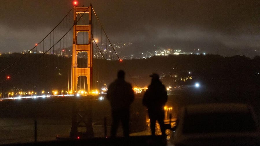 <div class="paragraphs"><p>People observe an area affected by a blackout that hit about 130,000 residents, according to the Pacific Gas and Electric Company, in San Francisco, California, US.</p></div>