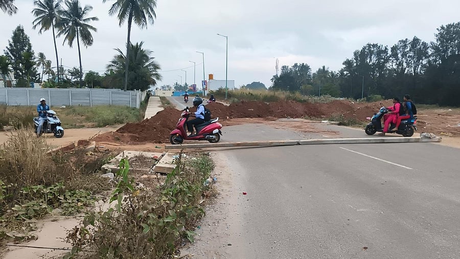 Bheemanakuppe villagers block access roads to their village in protest. DH PHOTO