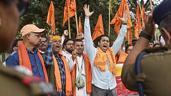 <div class="paragraphs"><p>Members of 'Hindu Jagran Manch' stage a protest over the lynching of a Hindu man Dipu Chandra Das in Bangladesh, near Bangladesh Assistant High Commission, in Agartala.</p></div>