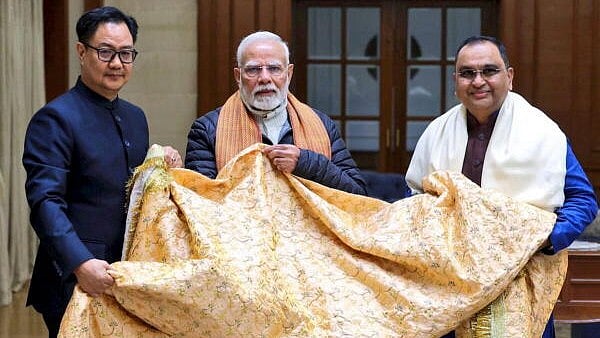 <div class="paragraphs"><p>Prime Minister Narendra Modi with Union Minister Kiren Rijiju presents the 'chadar' that would be offered on his behalf at the Ajmer Sharif Dargah. Image for representational purpose.</p></div>