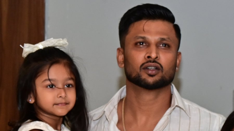 <div class="paragraphs"><p>Krishnappa Gowtham (centre) poses with his daughter Nithara (left). </p></div>