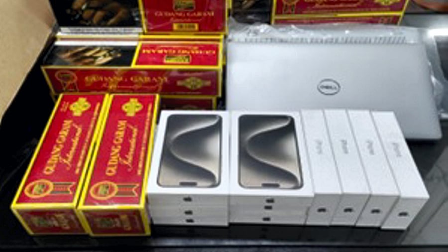 <div class="paragraphs"><p>File Photo: Electronic gadgets, including expensive iPhones and foreign-origin cigarettes, were seized with gold bars, collectively valued at over Rs 37 lakh, from two passengers who arrived from Sharjah, by Customs officials at the Nagpur international airport. </p></div>