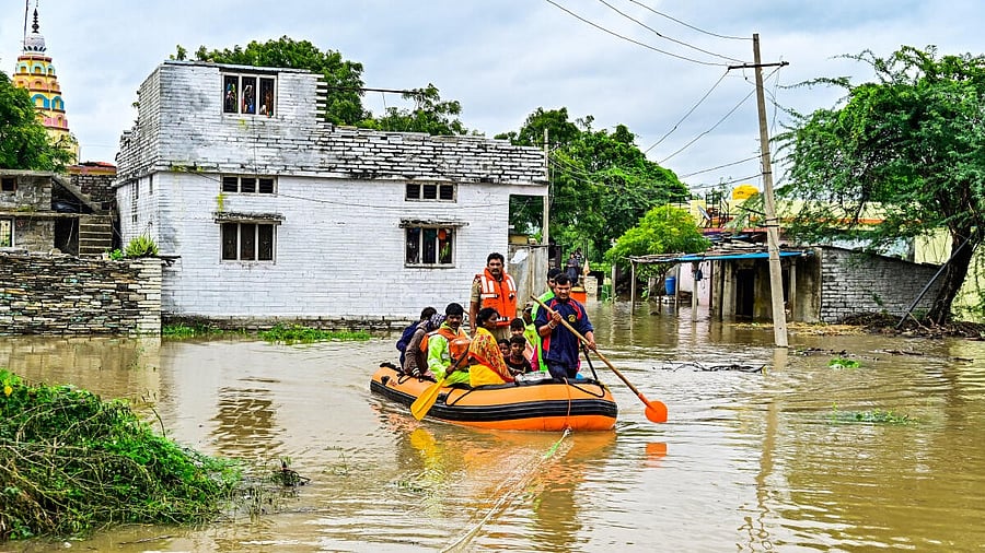 <div class="paragraphs"><p>SDRF personnel and firemen rescue people from a flooded area in Somanathahalli of Kalaburagi district </p></div>