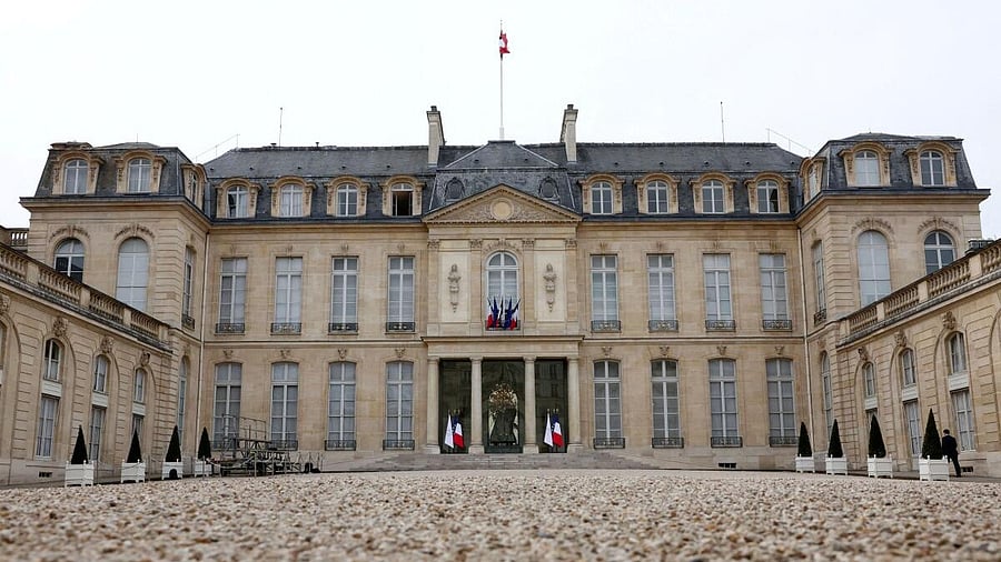 <div class="paragraphs"><p>View of the Elysee Palace in Paris</p></div>