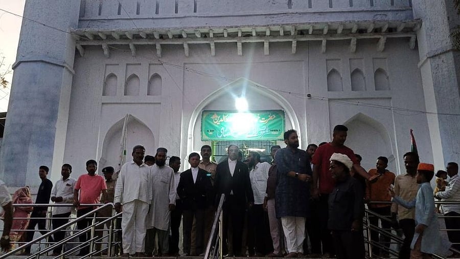 <div class="paragraphs"><p>A representative image of a dargah.</p></div>