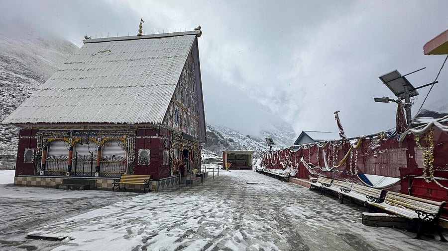 <div class="paragraphs"><p>Fresh snowfall blankets Machel Bhawan Mandir and its surroundings in the remote Padder area of Kishtwar district, in Jammu and Kashmir, Sunday, Dec. 21, 2025.</p></div>