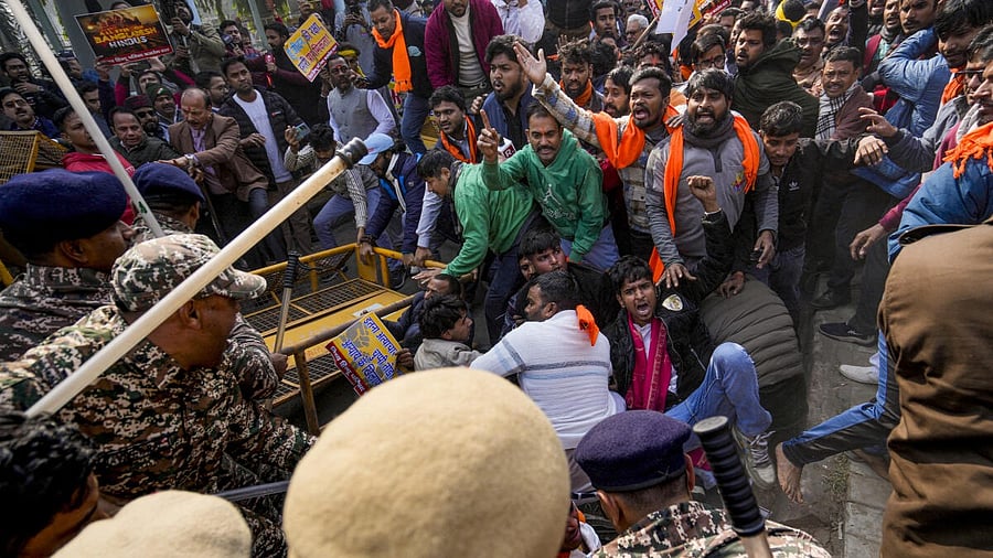 <div class="paragraphs"><p>Police personnel attempt to stop members of Vishva Hindu Parishad (VHP) and Bajrang Dal protesting against the alleged attacks on Hindus in Bangladesh, near Bangladesh High Commission, in New Delhi, Tuesday, Dec. 23, 2025.</p></div>