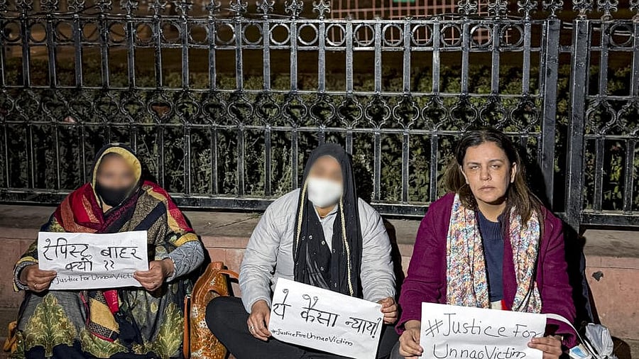 <div class="paragraphs"><p>Activist Yogita Bhayana stages a dharna with the family of the Unnao gang rape victim after the Delhi High Court suspended the jail term of expelled BJP leader and Unnao rape case convict Kuldeep Singh Sengar, near India Gate, in New Delhi.</p></div>