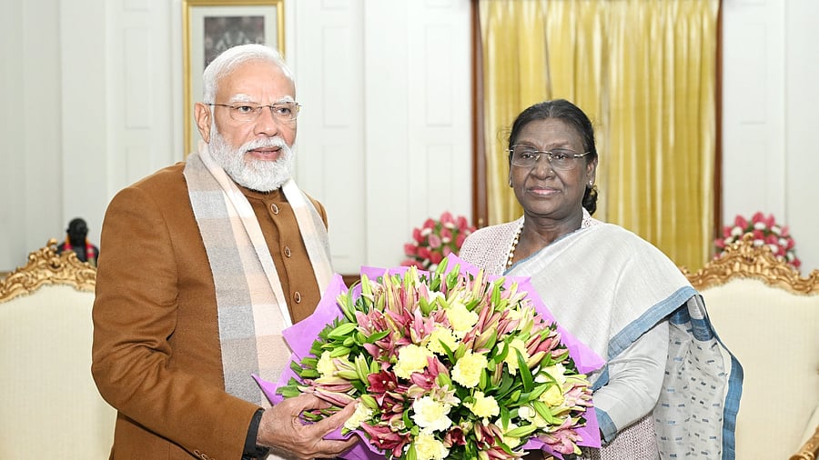 <div class="paragraphs"><p>Prime Minister Modi calls on President Murmu at Rashtrapati Bhavan</p></div>