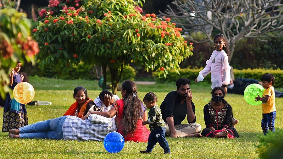 <div class="paragraphs"><p>People spend time with friends and families at Cubbon Park on the first day of New Year, Bengaluru on Saturday, January 01, 2022. </p></div>