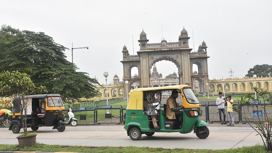 <div class="paragraphs"><p>An autorickshaw in front of Jayamarthanda Gate of Mysuru Palace</p></div>