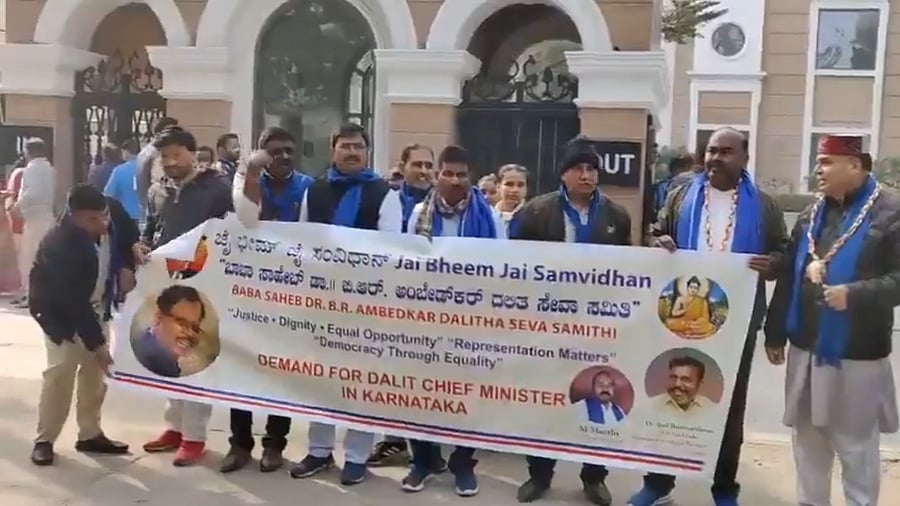 <div class="paragraphs"><p>Parameshwara's supporters protest outside Congress HQ, demanding Dalit CM</p></div>