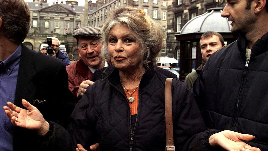 <div class="paragraphs"><p>French film star Brigitte Bardot (C) arrives at Edinburgh High Co.</p></div>