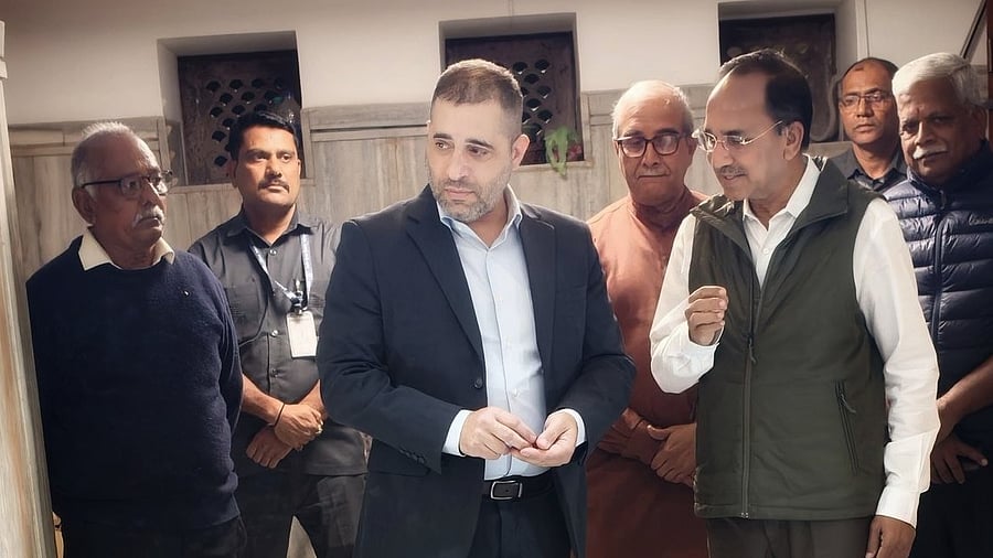 <div class="paragraphs"><p> Consul General of Israel to Midwest India, Yaniv Revach (centre)</p></div>