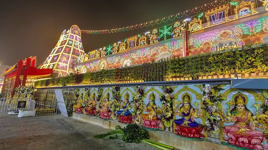 <div class="paragraphs"><p>The floral decorations at temple captivated the devotees.</p></div>