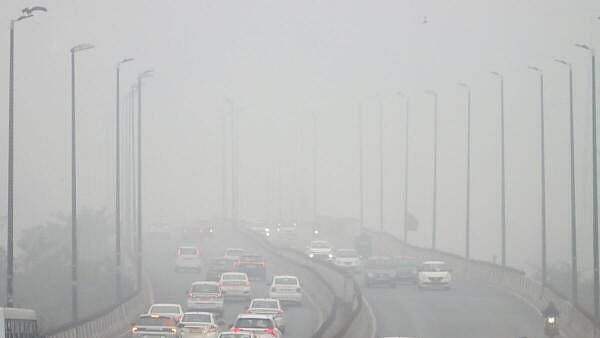 <div class="paragraphs"><p>thick layer of fog engulfs the Barapullah Flyover, in New Delhi.</p></div>