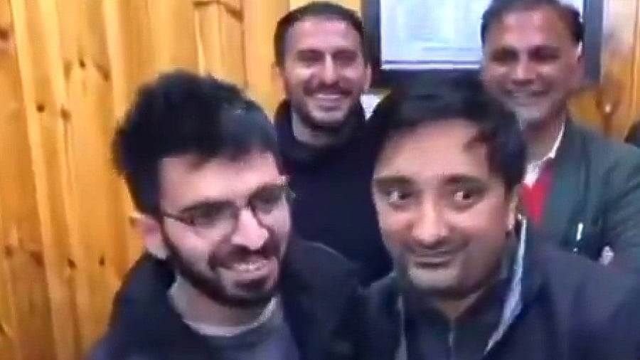 <div class="paragraphs"><p>'Both sides made a mistake but now a settlement has been reached, all grievances have been resolved and everything is fine. We both hugged each other, said sorry and have put the matter behind us,' Dr Raghav Narula told reporters here.</p></div>