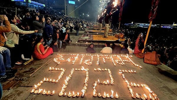 <div class="paragraphs"><p>People attend ‘Ganga Aarti’ as earthen lamps are lit on New Year’s eve, at Dashashwamedh Ghat, in Varanasi, Uttar Pradesh, Wednesday, Dec. 31, 2025.</p></div>