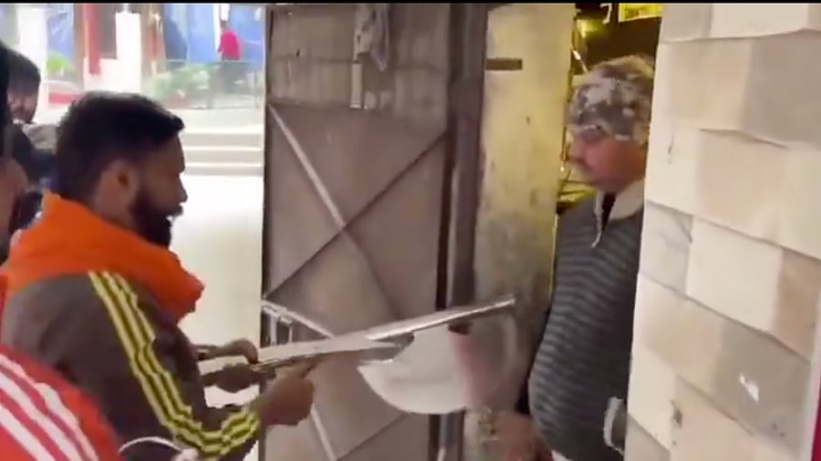 <div class="paragraphs"><p>10 Hindu Raksha Dal workers arrested for distributing swords in Ghaziabad</p></div>