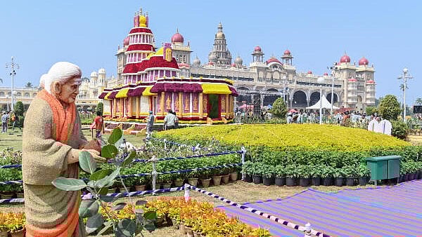 <div class="paragraphs"><p>Model of Saalumarada Thimmakka decorated with flowers at Flower show hosted as part of Winter Festival at Mysuru Palace premises.</p></div>