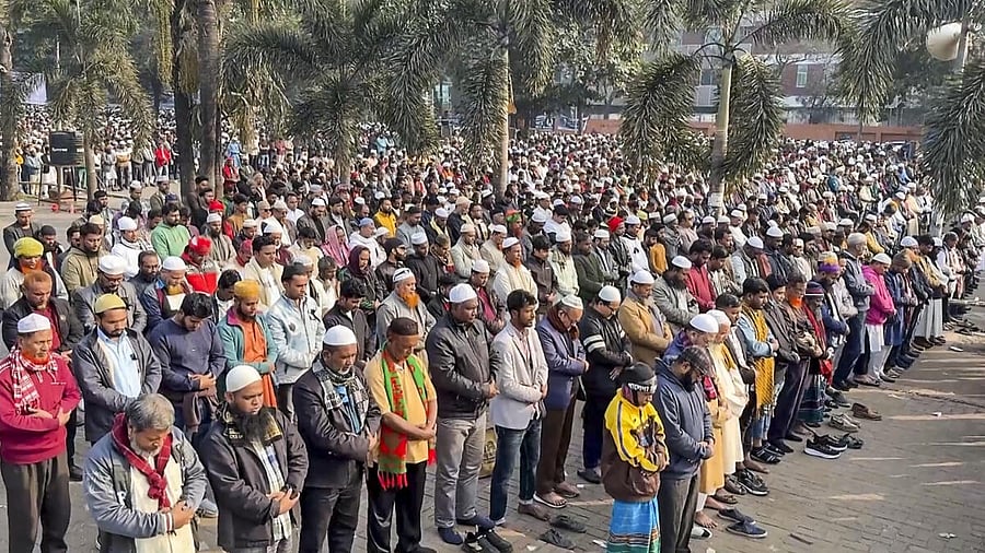 <div class="paragraphs"><p>Thousands of mourners gathered outside the parliament complex to have a last glimpse of their beloved leader.</p></div>