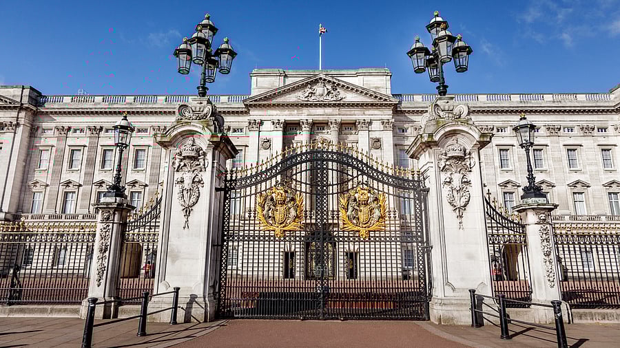<div class="paragraphs"><p>Buckingham Palace in London</p></div>