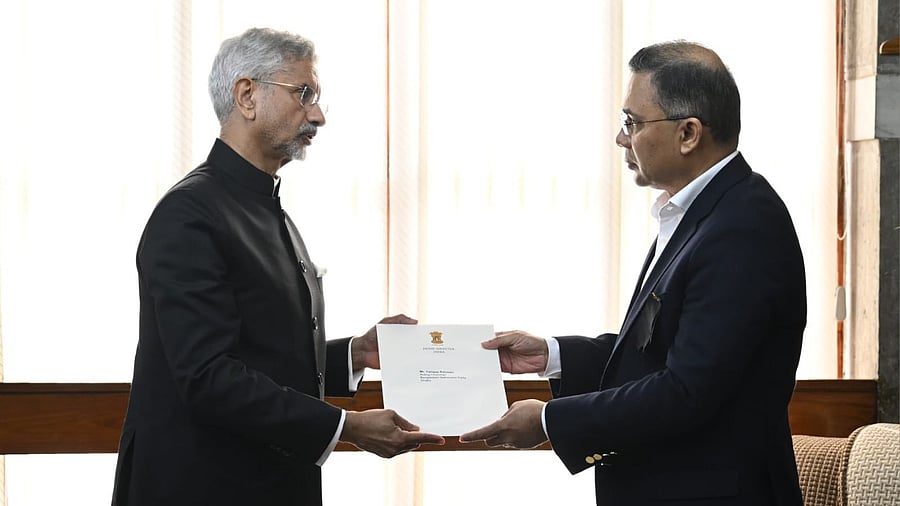 <div class="paragraphs"><p>Shortly after landing in Dhaka, Jaishankar met Rahman and conveyed India's deepest condolences.</p></div>