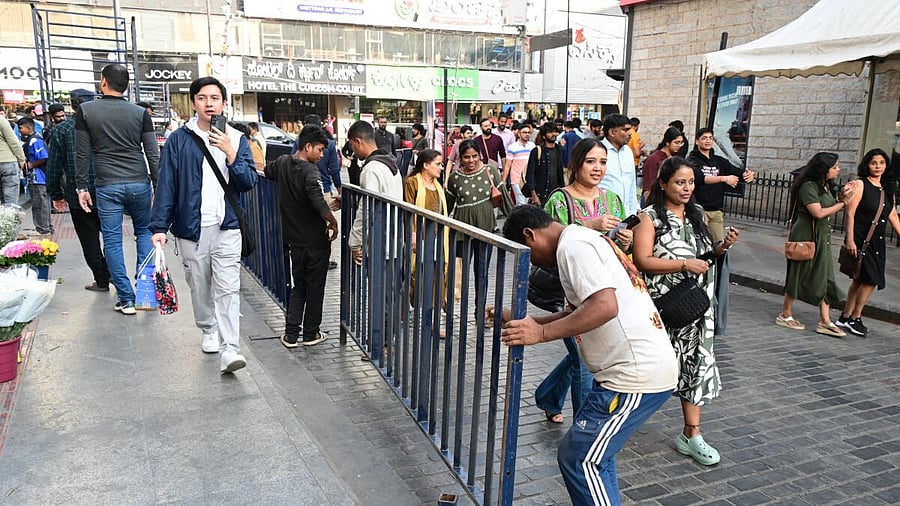 <div class="paragraphs"><p>New Year celebrations approaching, police department set up barricades for crowd control, on Church Street in Bengaluru on Saturday</p></div>