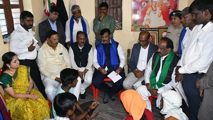 <div class="paragraphs"><p>Social Welfare Minister H C Mahadevappa meets Doddamani family members at Inamveerapur in Hubballi.</p></div>