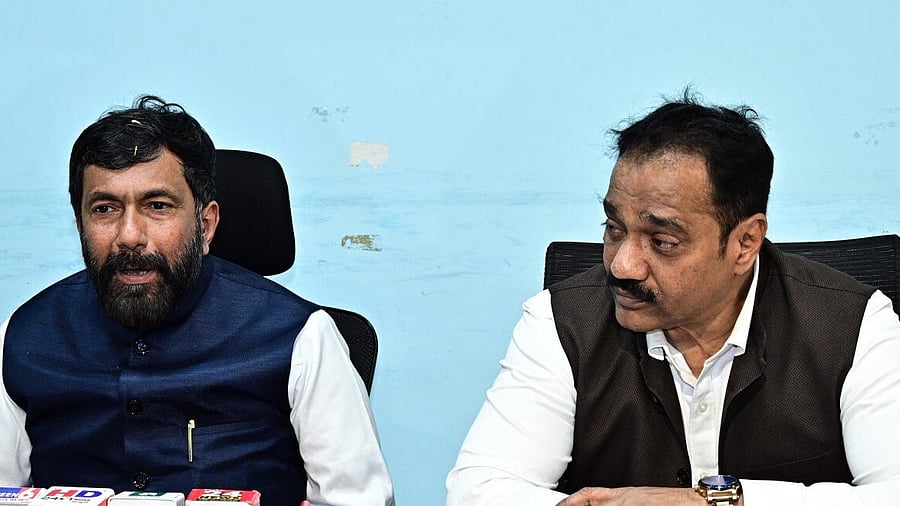 <div class="paragraphs"><p>Saleem Ahmed (left) addresses a press conference. </p></div>