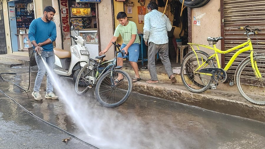 <div class="paragraphs"><p>An Indore Municipal Corporation worker during a cleanliness drive after several people were affected due to consumption of contaminated water at Bhagirathpura area, in Indore, Madhya Pradesh.</p></div>