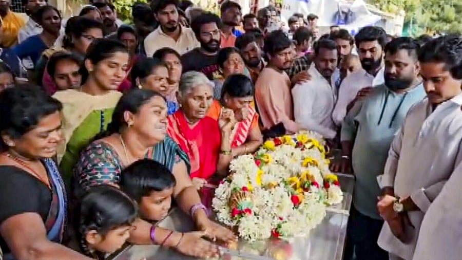 <div class="paragraphs"><p>Congress MLA Nara Bharath Reddy, right, pays last respects to party worker Rajashekhar killed in clash between his and BJP MLA G Janardhana Reddy supporters over a banner dispute, in Ballari, Karnataka.&nbsp;</p></div>