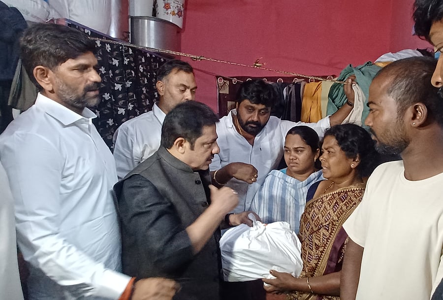 Housing Minister Zameer Ahmed Khan consoles the family members of Rajashekhar, who died in the clash, and extends a financial assistance of Rs 25 lakh to them
in Ballari on Saturday. Kampli MLA J N Ganesh is seen. 