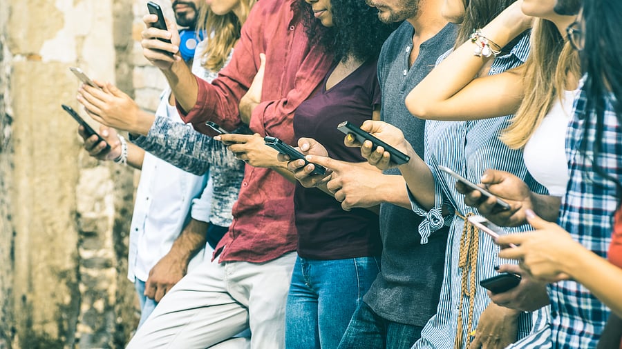 Group of multicultural friends using smartphone outdoors - People hands addicted by mobile smart phone - Technology concept with connected men and women - Shallow depth of field on vintage filter tone
ಫೇಸ್‌ಬುಕ್‌