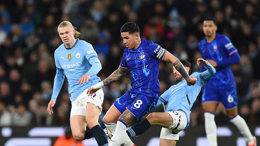 <div class="paragraphs"><p>Chelsea's Enzo Fernandez in action with Manchester City's Bernardo Silva and Manchester City's Erling Haaland.</p></div>