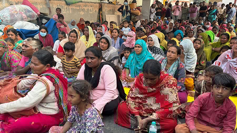 <div class="paragraphs"><p>Evicted residents stage a sit-in on Sunday. </p></div>