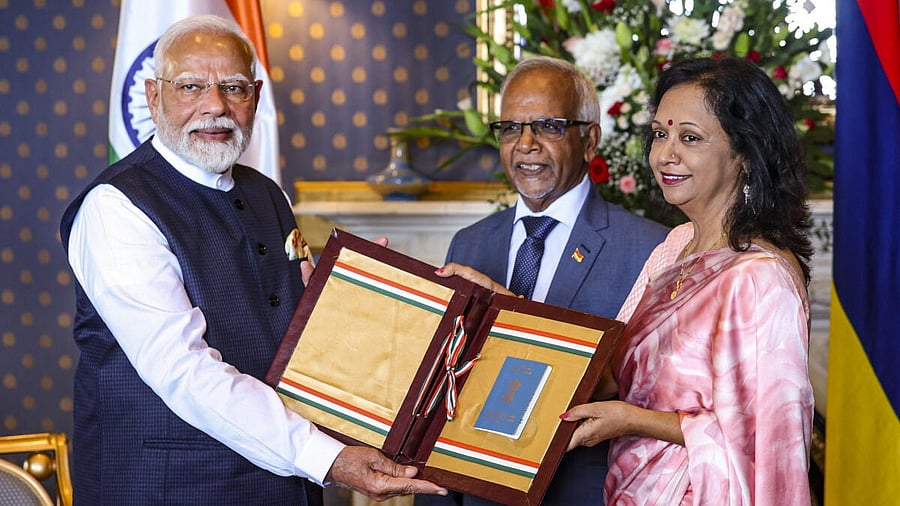<div class="paragraphs"><p>Prime Minister Narendra Modi with Mauritius President Dharam Gokhool and his wife Brinda. </p></div>
