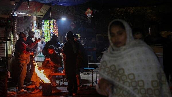 Weather News India: Cold Wave Grips North, Snowfall Likely