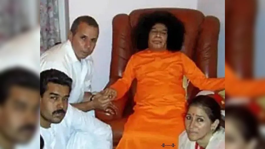 <div class="paragraphs"><p>Venezuelan President Nicolás Maduro and his wife Cilia Flores with Satya Sai Baba.</p></div>