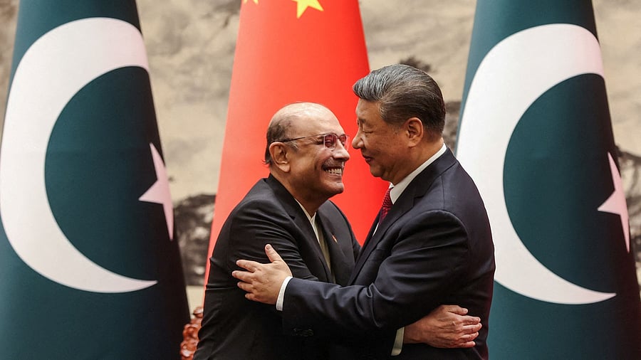 <div class="paragraphs"><p> Chinese President Xi Jinping hugs Pakistani President Asif Ali Zardari </p></div>