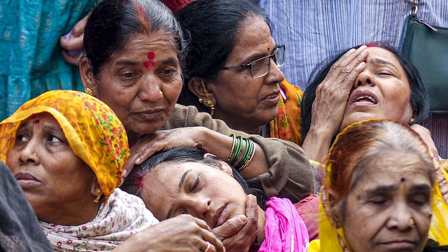 <div class="paragraphs"><p>Family members of a victim, who died after consumption of allegedly contaminated water, mourn in the Bhagirathpura area of Indore, Madhya Pradesh.</p></div>