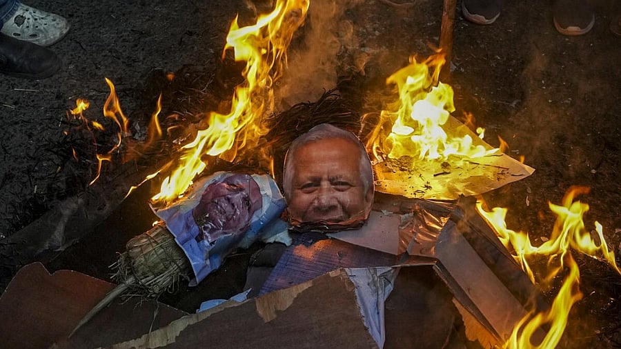 <div class="paragraphs"><p>An effigy of Bangladesh Chief Adviser Muhammad Yunus is set ablaze as members of Hindu organisations, under the leadership of Leader of the Opposition Suvendu Adhikari, stage a protest against the alleged killing of a Hindu youth in Bangladesh, near the Deputy High Commission of Bangladesh, in Kolkata.</p></div>